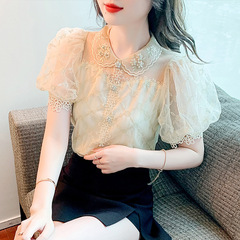 子供の襟のシフォンのシャツの婦人服の夏服の重工業の刺繍の透かし彫りのデザイン感の小さい大衆の独特なレースの半袖の上着