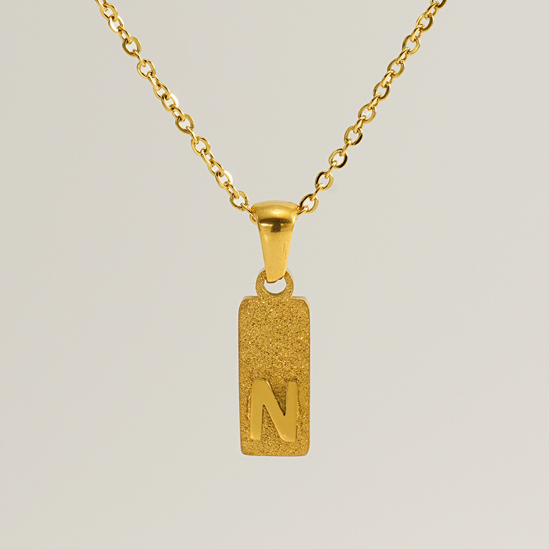 Nuevo estilo europeo y americano 26 colgante de letras inglesas de acero inoxidable prensado de arena collar de cadena de clavícula de letras rectangulares mujeres