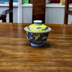 景徳鎮は古泥青花帝黄龍蓋碗陶磁器茶器茶杯セットをまねて手でお茶を入れます。