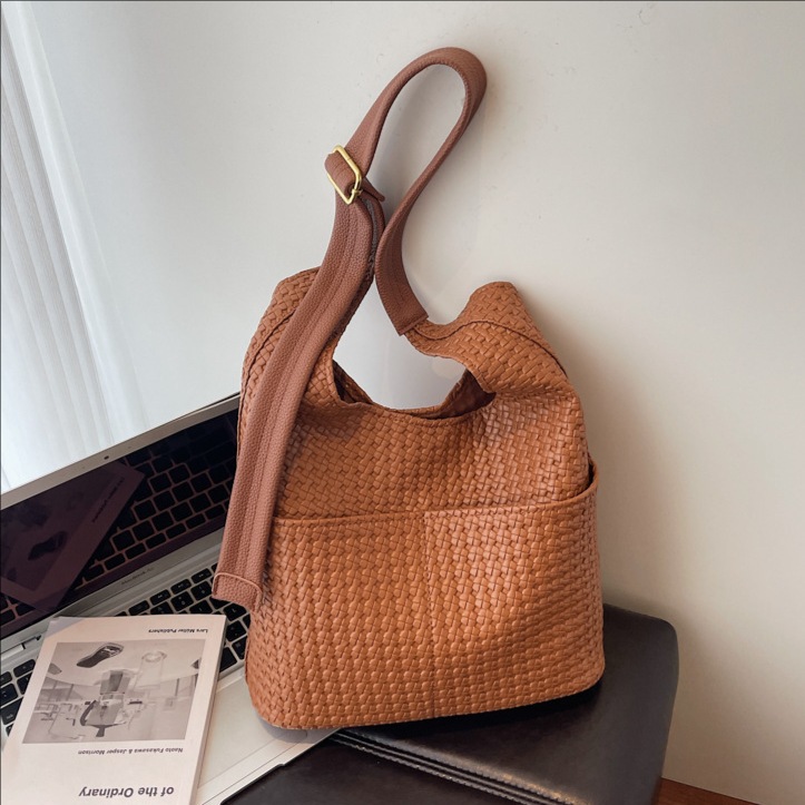 Transfronterizos de alto nivel sensación de brazo para mujeres 2025, otoño y invierno nuevo estilo versátil bolso de cubo de gran capacidad de viaje bolsa de hombro de moda