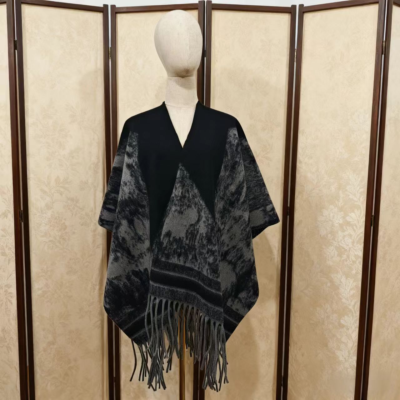 오각별 - 검정 바탕에 회색 수염