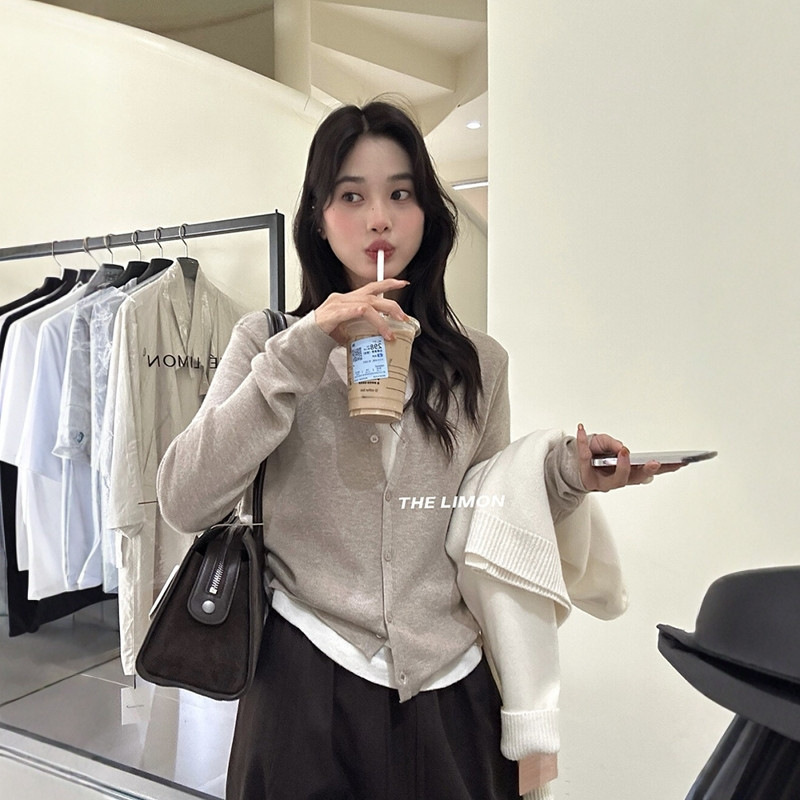 Dalan Source Sweater Factory's new early autumn women's long-sleeve knit top with a faux two-piece design, drawstring waist, and straight shoulder style