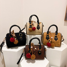 秋冬可爱毛球质感枕头包2025新款潮流拼接复古斜挎女包时尚单肩包