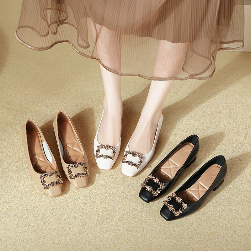 Женские туфли на плоской подошве на толстом каблуке, новинка 2025 года, весенне-осенняя женская обувь на низком каблуке с французским квадратным носком и неглубоким носком из мягкой кожи со стразами и квадратной пряжкой, туфли на среднем каблуке