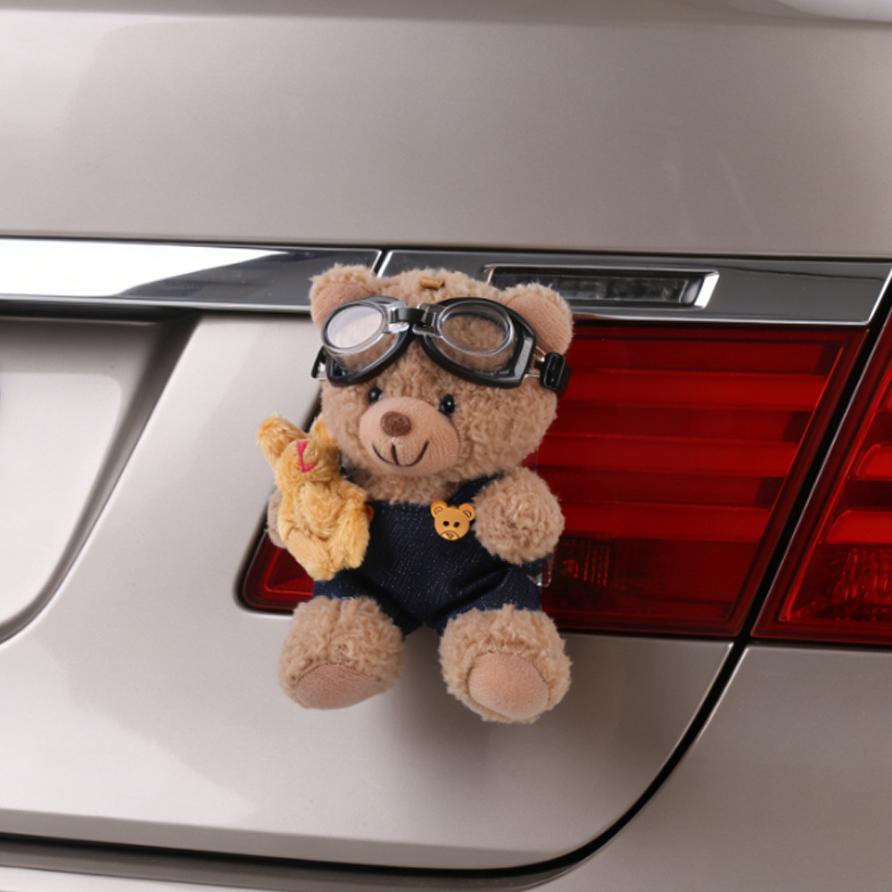 Colgante de coche Colgante trasero Dibujos animados lindo oso trasero trasero muñeca adorno pegatina baúl fuera del coche muñeca