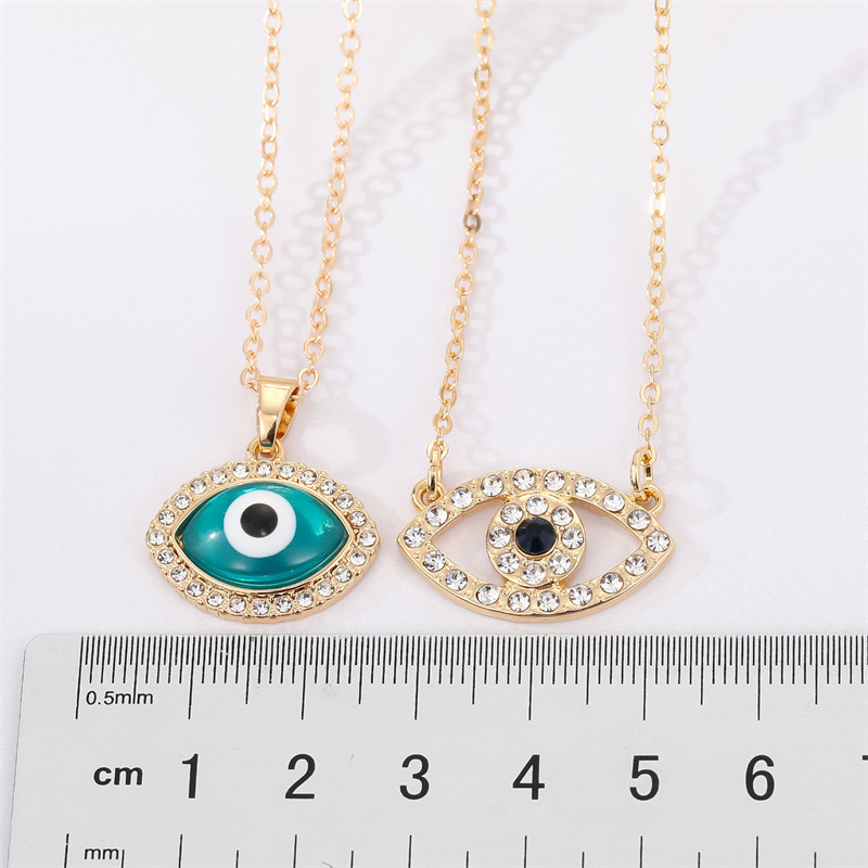 Retro Full Diamond Hollow Eye Necklace Blue Demon Eye Pendant Clavicle Chain display picture 2