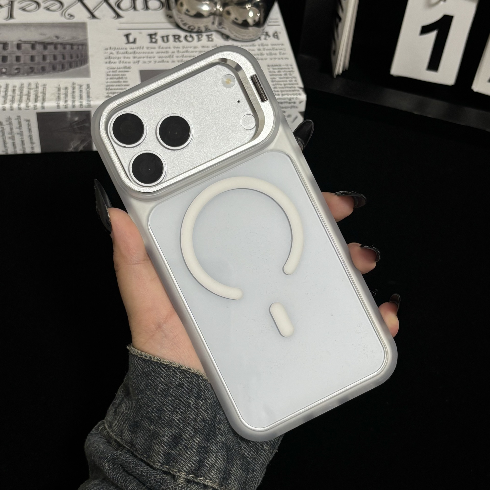 Funda Magnética con Soporte de Lente para iPhone 16/17 Pro Max de Acrílico Transparente Anticaídas