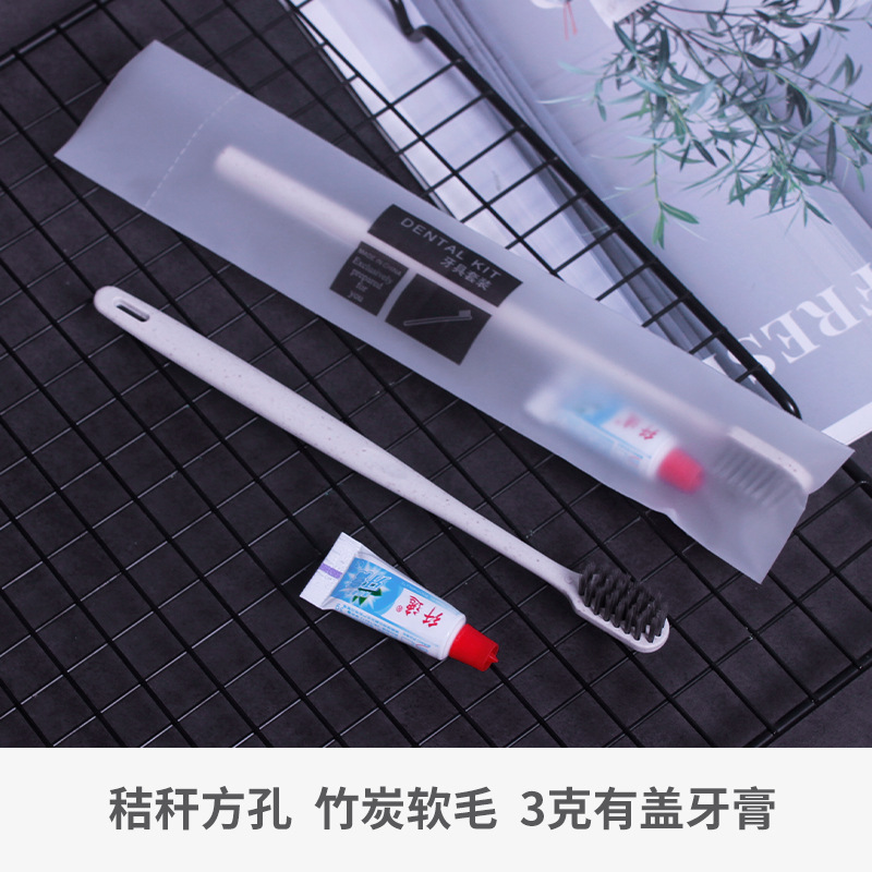 사각 구멍 빨대 + 덮은 치약