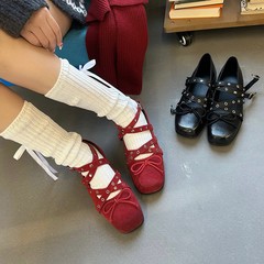 レトロな小香風の赤い蝶結びのメアリー珍の靴の女性の春夏の新型のリベットはバレエのフラットシューズを持ちます。