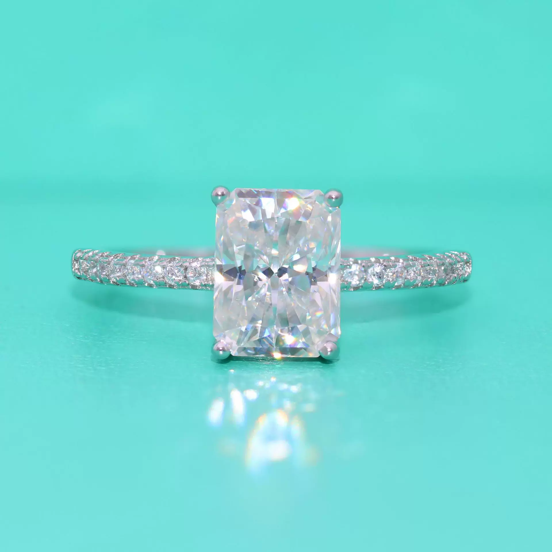 莫桑石长方形四爪戒指女生S925纯银微镶闭口简约时尚