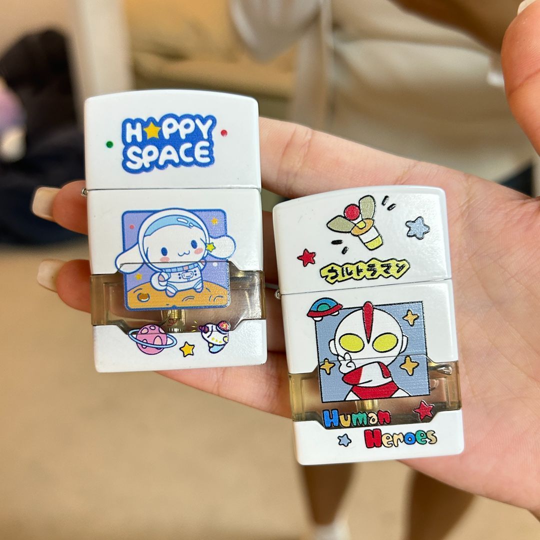 【一件代發】三麗鷗發光防風打火機個性創意卡通炫酷透明點火器