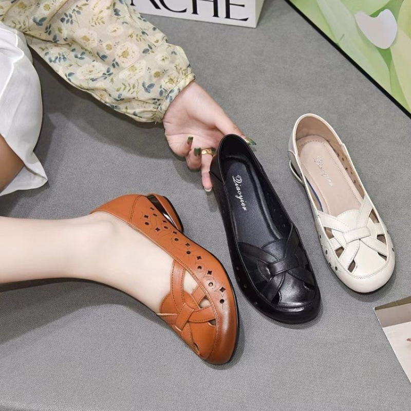 Foreign Trade Slip-On Mom Sandals Women's Shoes New Spring and Summer Flat-Soled Middle-Aged and Elderly Women's Shoes Cut Out Leather Shoes Low-Heeled Sneakers