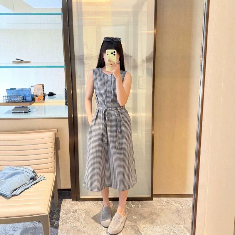 Xiaohe's Same Style Korean-Style Small Plaid Sleeveless Dress, Breathable, Waist-Cinching, Slimming, Large Hem, Mid-Length Dress for Women Xiaohe's Same Style Korean-Style Small Plaid Sleeveless Dress, Breathable, Waist-Cinching, Slimming, Large Hem, Mid-Length Dress for Women
