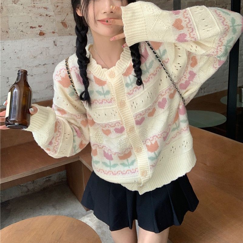 女性用の秋と冬のセータージャケット、甘くて新鮮で柔らかくワックスのようなレースの襟、コントラストのある小さな花の中空長袖ニットカーディガン|undefined