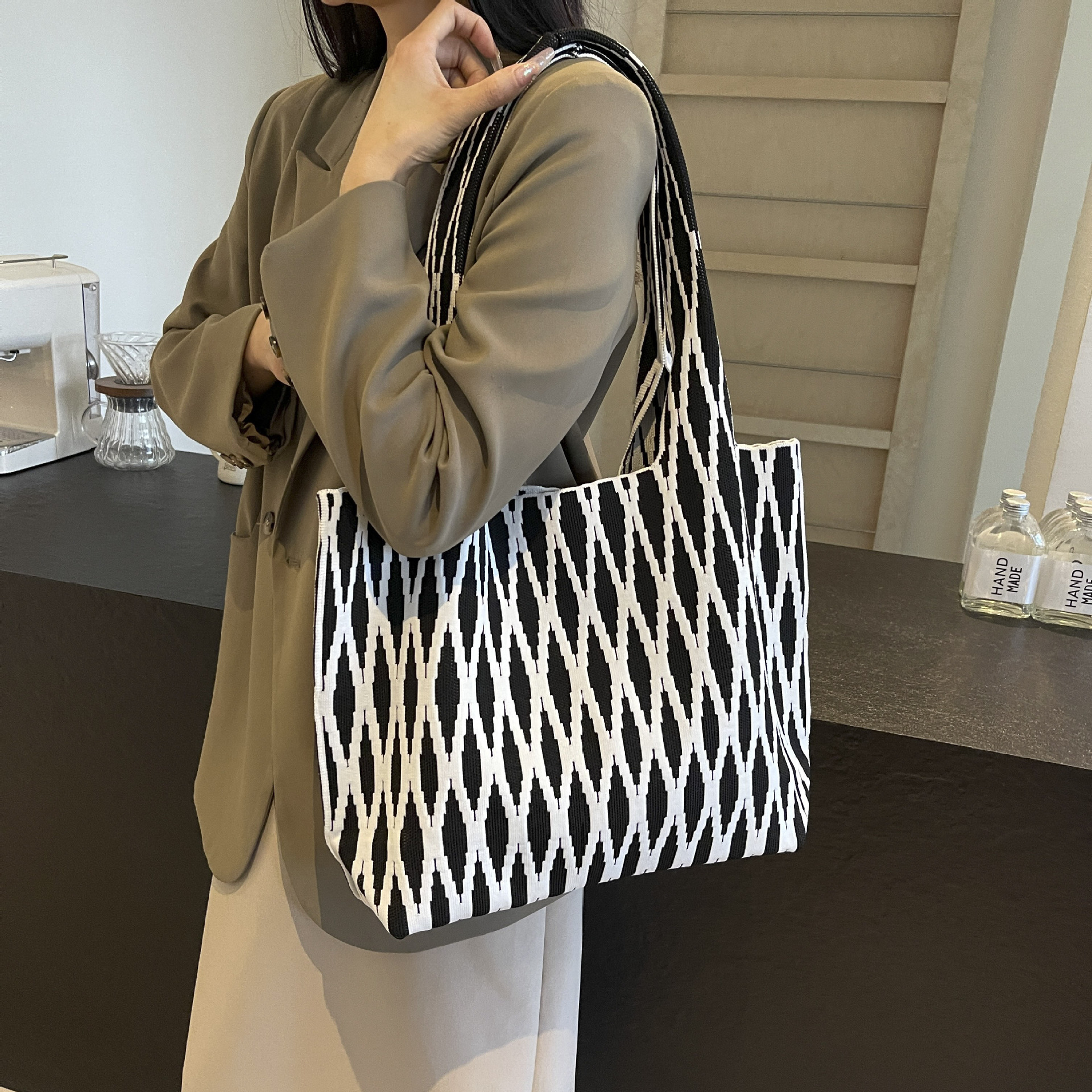 24 Single-shoulder bag for women, a niche design wavy knitted shoulder bag for shopping on the street, a large-capacity woven bucket bag for commuting full figure