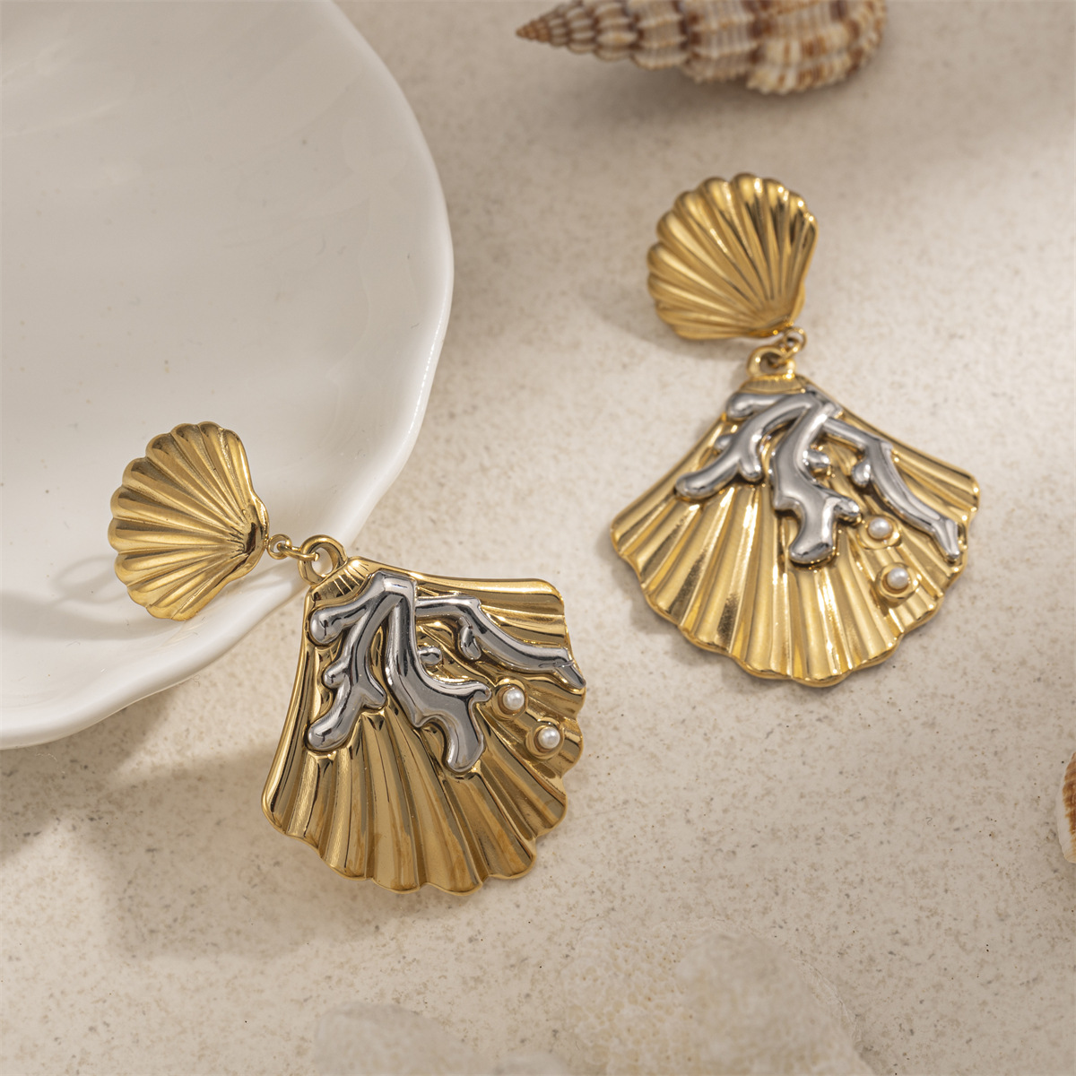 Taena Pendientes de acero inoxidable de oro europeo y americano de 18k Pendientes de concha de playa de alta calidad, acero de titanio, no se desvanece, mujer transfronteriza