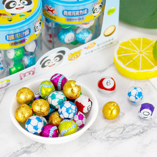 Funny soccer-shaped crispy chocolate candy, internet celebrity, 8090 retro, children's leisure food snack candy, wholesale