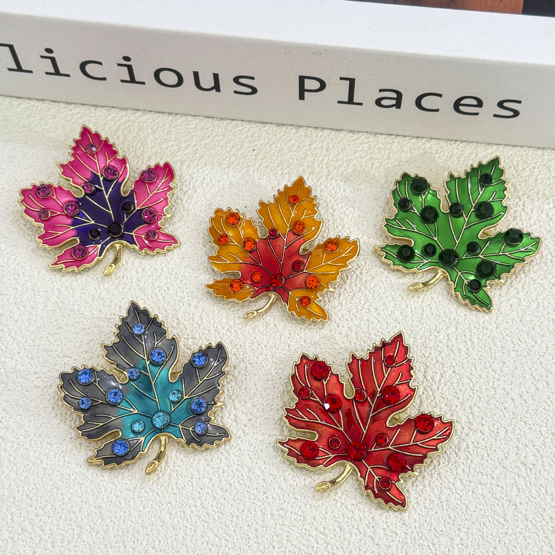 New Chinese-Style Retro Autumn and Winter Maple Leaf Brooch, High-End Feminine Gradient Enamel Brooch, Suit Accessory