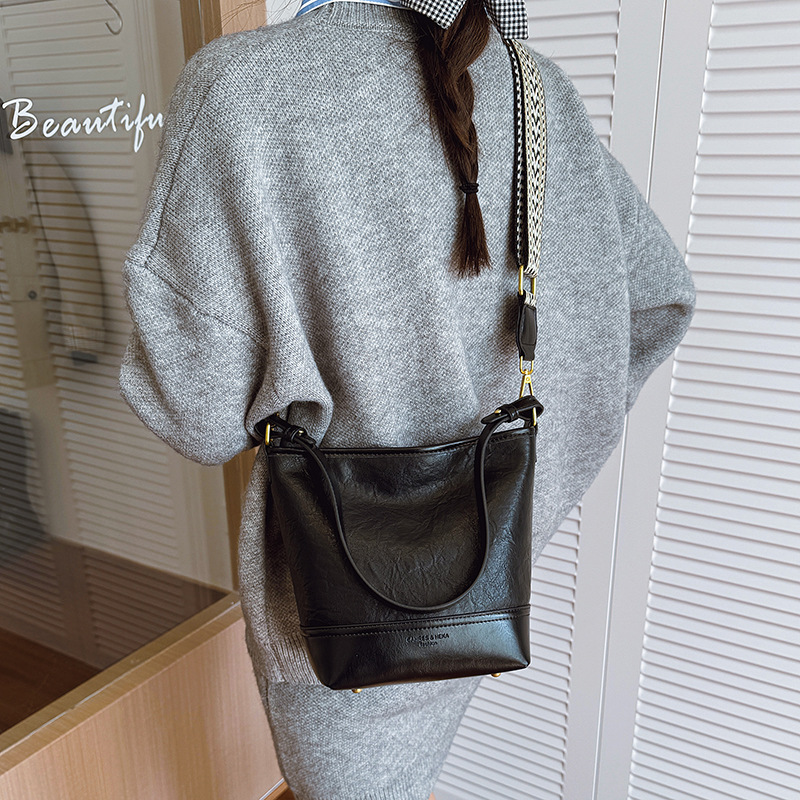 Cross-border 2025 invierno nuevo retro bolso de balde de mujer simple de gran capacidad bolso de hombro para viajar mochila