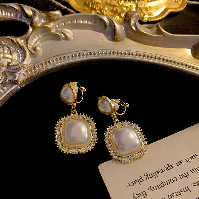 高級な真似のバロックは真珠のイヤリングをまねます。