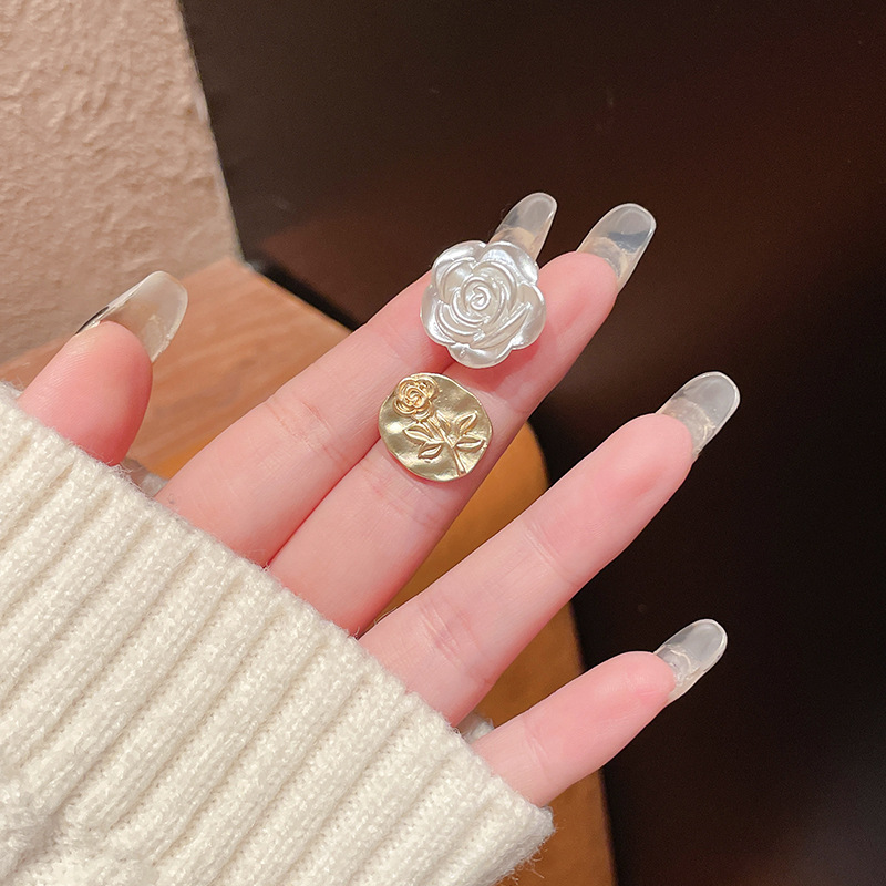 Pendientes transfronterizos, pendientes de metal de alta calidad, pendientes de 2025 nuevos pernos de moda, temperamento ligero y lujoso, pendientes de atmósfera