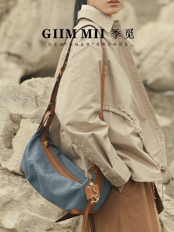 【王真儿同款】GIIMMII/季觅镬耳系列行囊帆布牛仔单肩斜挎枕头包|undefined