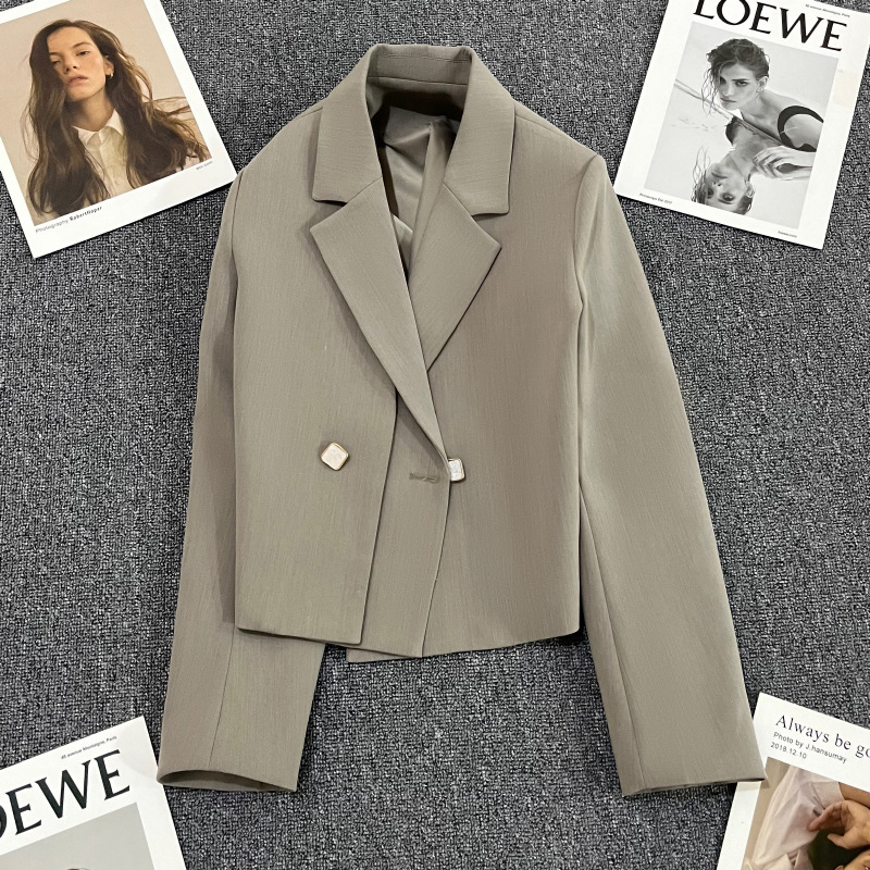 Grey-green short blazer for women, new spring/autumn 2026 style, high-end Korean casual style, suitable for petite women.