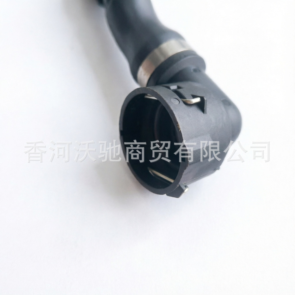 LR032347/LR094509 is suitable for the upper water cooling hose of Land Rover Evoque and Freelander 2