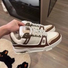 ��ˮ��trainer��Ь�ڷ�ɫ��ţ�аٴ��ţ�к���ʿ���eŮʿ��Ь