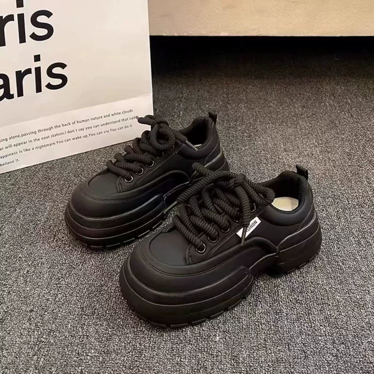 Популярная платформа универсальные белые туфли для женщин весна-лето нишевые кроссовки на толстой подошве 2025 новые увеличивающие рост повседневные спортивные туфли