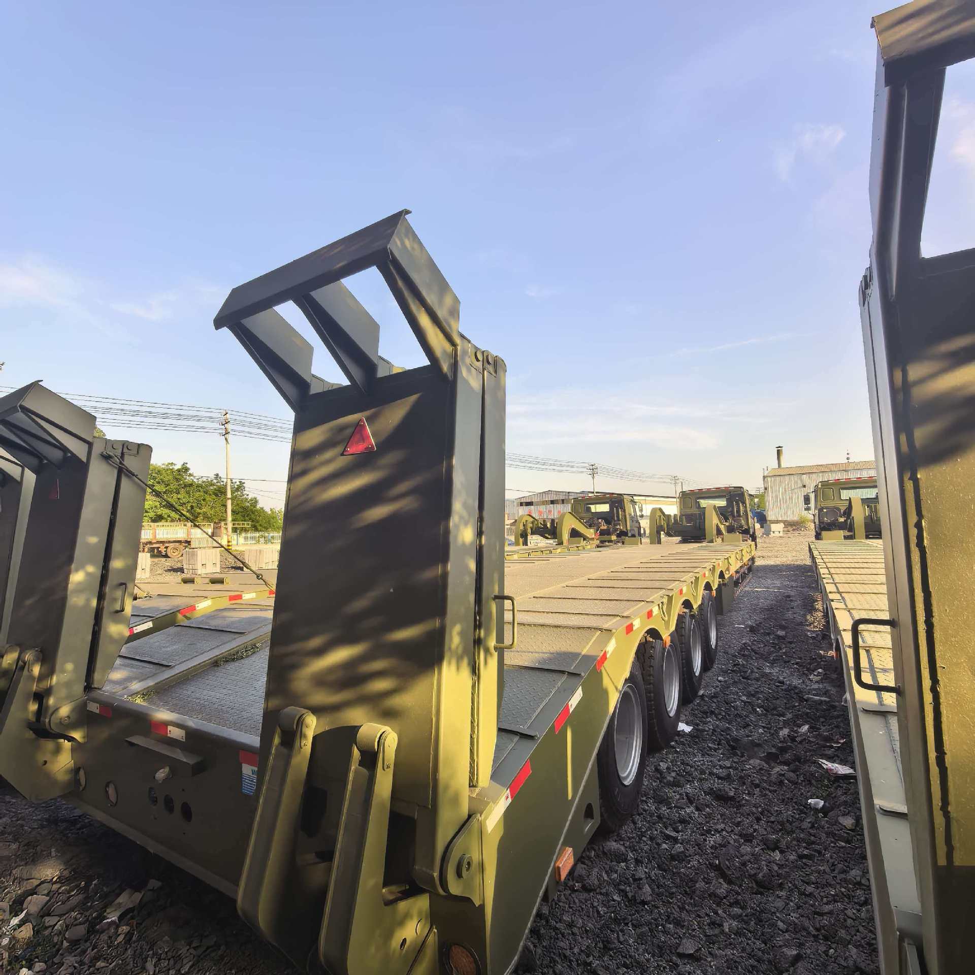 Cross-Border Export of Low-Platform Semi-Trailers to Africa and the Middle East, Engineering Machinery Transport Semi-Trailers, Four-Axle Low-Platform Trailers