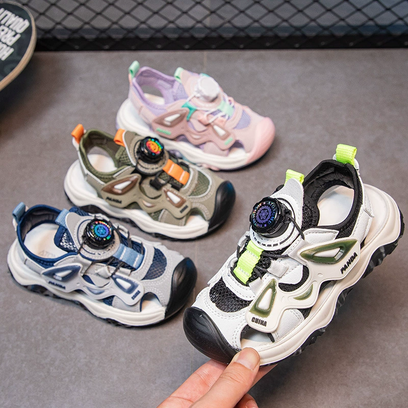 Мальчиковые закрытые сандалии 2025 лето новый стиль для старших детей с вращающимися пуговицами, девичьи повседневные мягкие детские пляжные туфли.