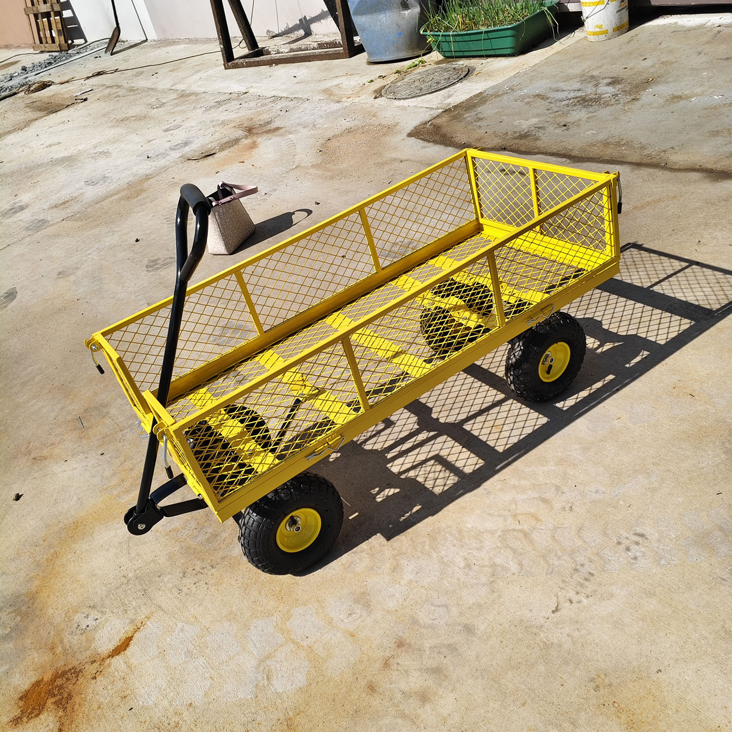 Carro de jardín de cuatro ruedas práctico de acero desmontable lateral para remolque al aire libre para herramientas de jardín pesadas