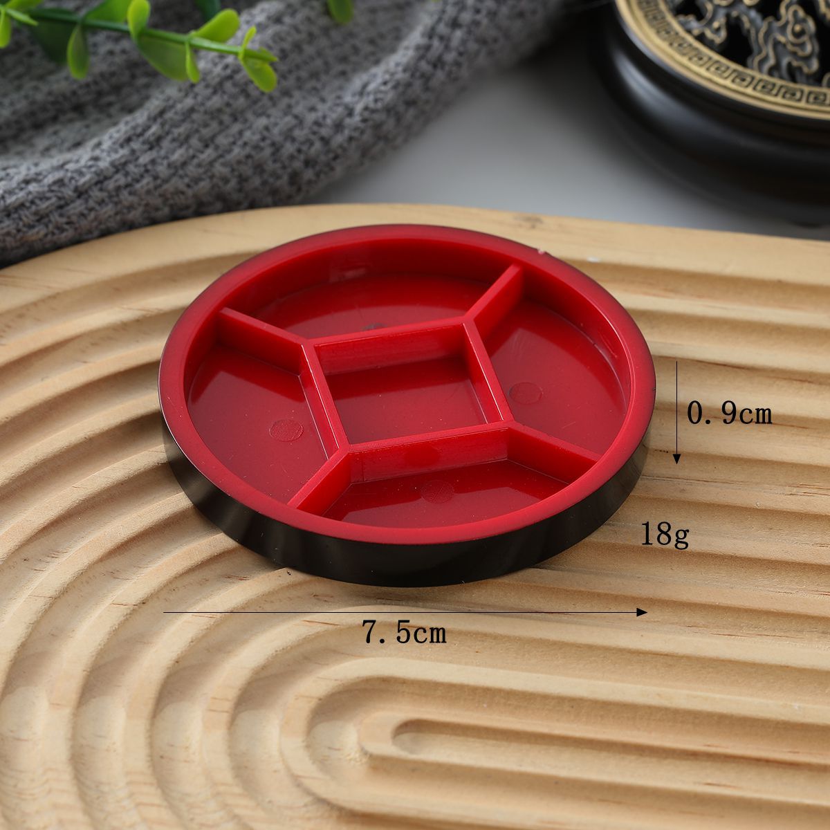 원형 - 검정색 바탕에 빨간색 격자 무늬 접시