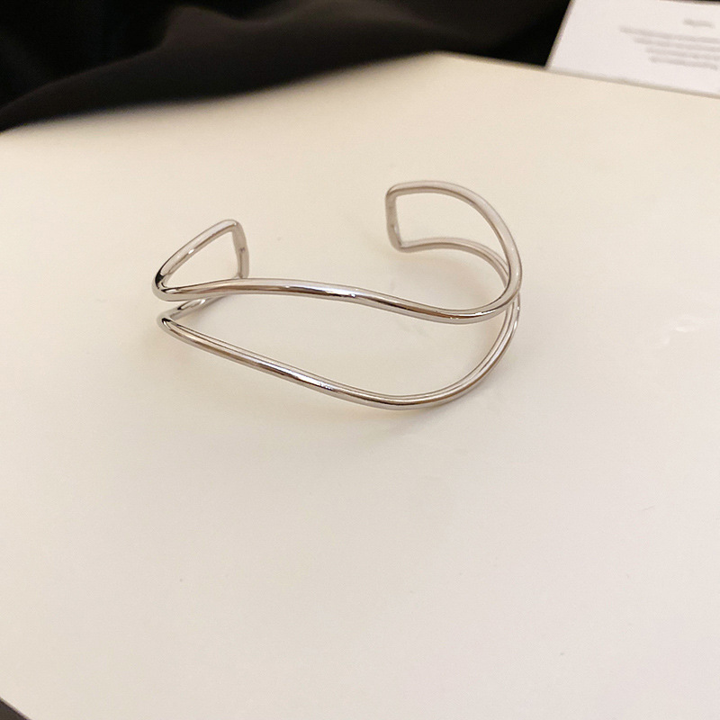 Pulsera de onda cruzada de viento frío transfronterizo Nueva pulsera de moda de lujo ligera europea y americana, joyería simple de alta gama al por mayor