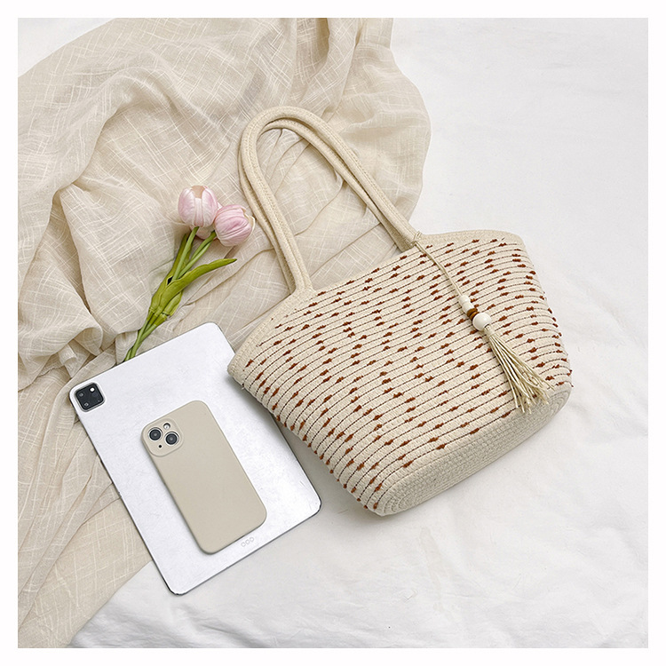 A trendy and stylish underarm bag for summer, a simple single-shoulder bag for women, and a fashionable, casual, and high-quality bag undefined