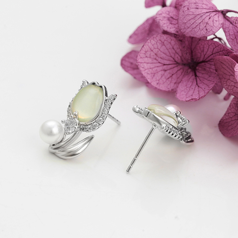 Xuping aleación de cobre chapado blanco pernos de piedra moca simple pequeño fresco tulipán orejetas casuales mujeres personalizadas al por mayor