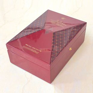 ���ڏS�Ұ׾ư��b����ٿ���Y�жYƷ���b�оƺ�ľ�м��ֹ���