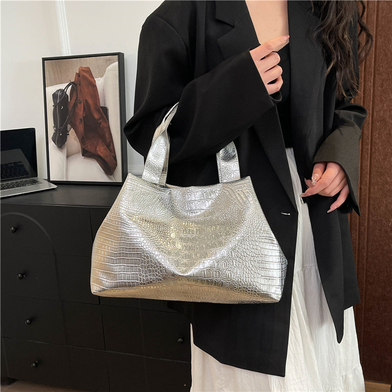 Nueva moda de moda perezosa bolsa de mano cocodrilo estampado de gran capacidad 2025 verano relajado bolso especial para mujeres