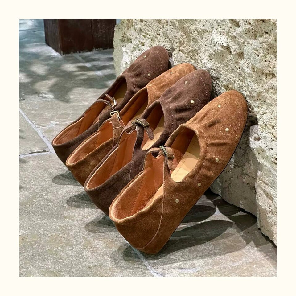 Giày bệt nữ Mary Jane mũi tròn cổ nông đính đinh tán khóa ngang, đế bằng 1 cm — Màu caramel, Màu cà phê chi tiết 2
