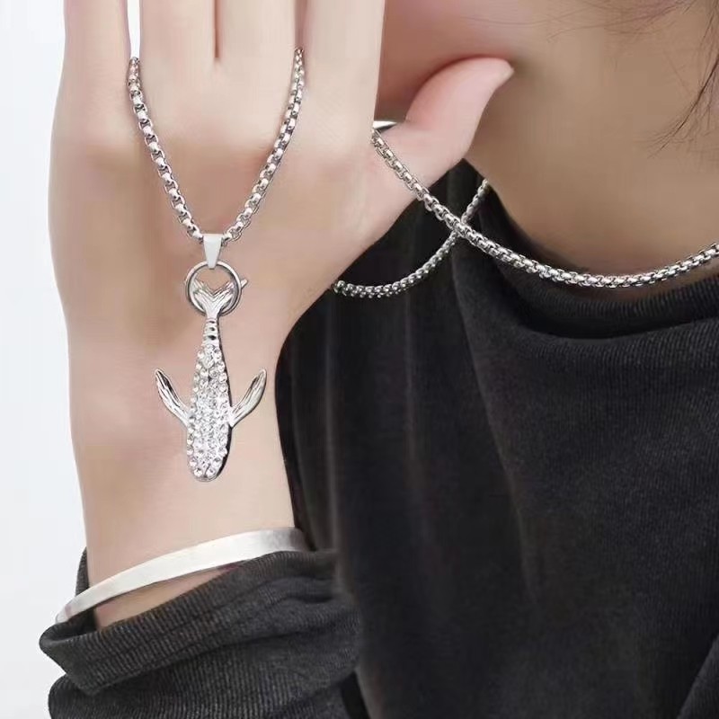 Collana con balena intarsiata con diamanti da donna, ciondolo hip-hop semplice e alla moda, accessori con cappuccio personalizzati e versatili_voghion.com