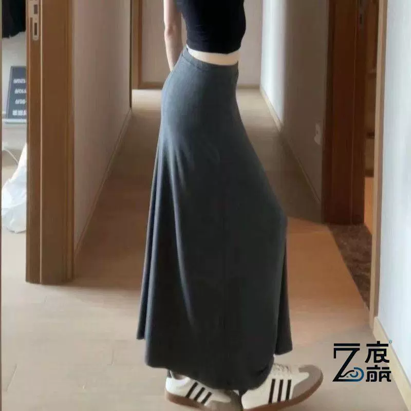 Летняя новая стильная утягивающая темно-серая длинная популярная юбка с драпировкой, темпераментом и танцевальной длинной юбкой, подчеркивающей фигуру.