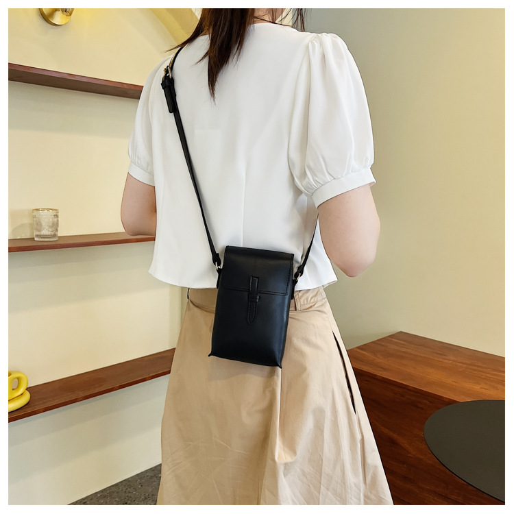 Women's Small Pu Leather Solid Color Vintage Style Lock Clasp Crossbody Bag display picture 4