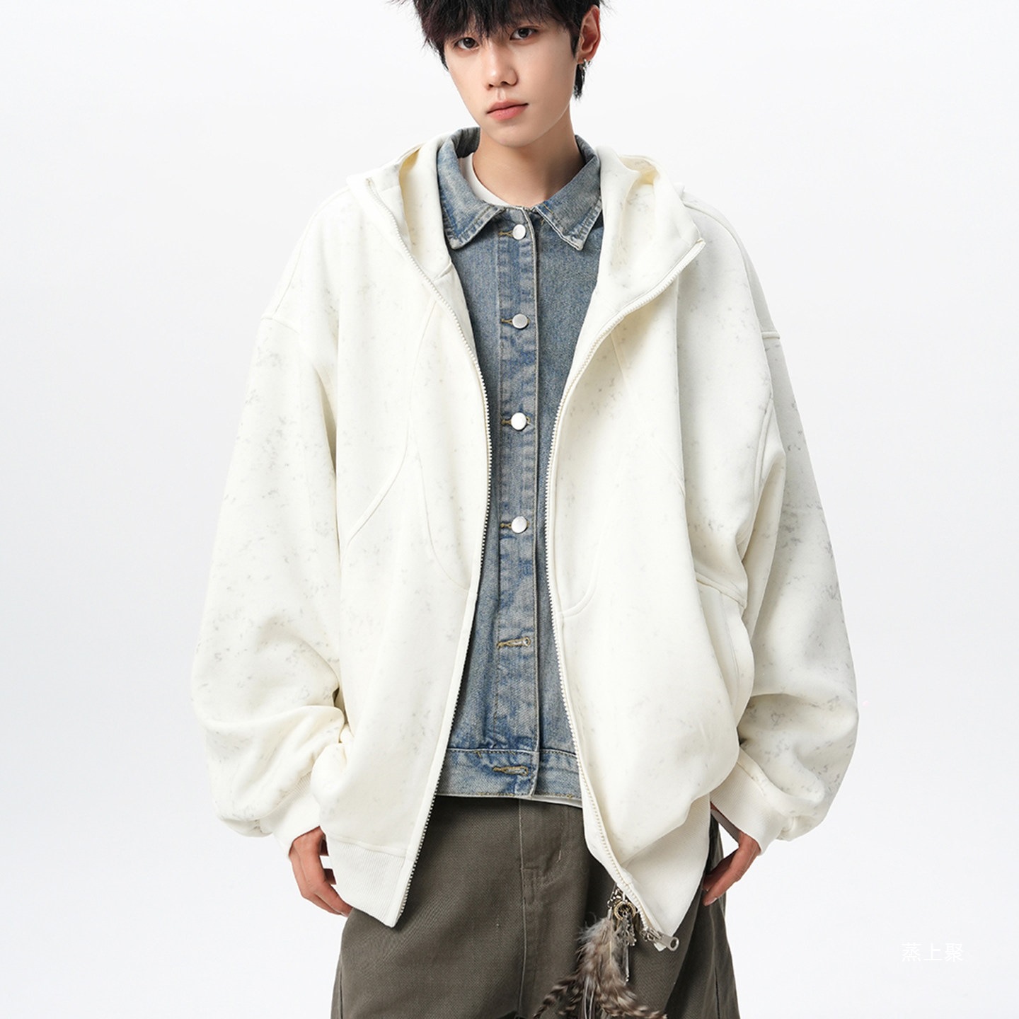 American-style oversized heavyweight gray sweatshirt jacket for men, creating a relaxed and stylish look with a loose-fitting hooded top