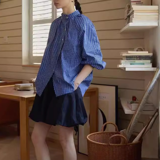 Iu」系の青い格子立襟のハスの葉の縁にしわがある長袖のシャツの女性の上着の青い格子の白い格子のスパンデックス|undefined