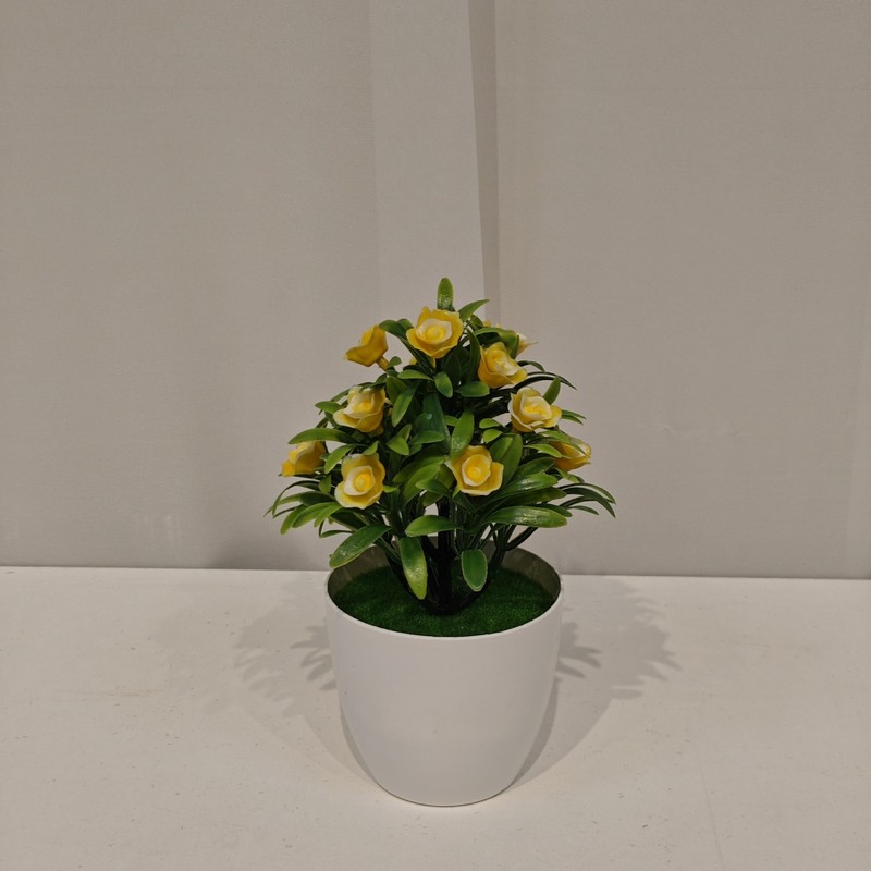 模擬緑の植物小さなバラの鉢植え小さな白いポットフラワーアレンジメントデスクトップ緑の葉のカラフルな花の装飾ハイエンド盆栽|undefined