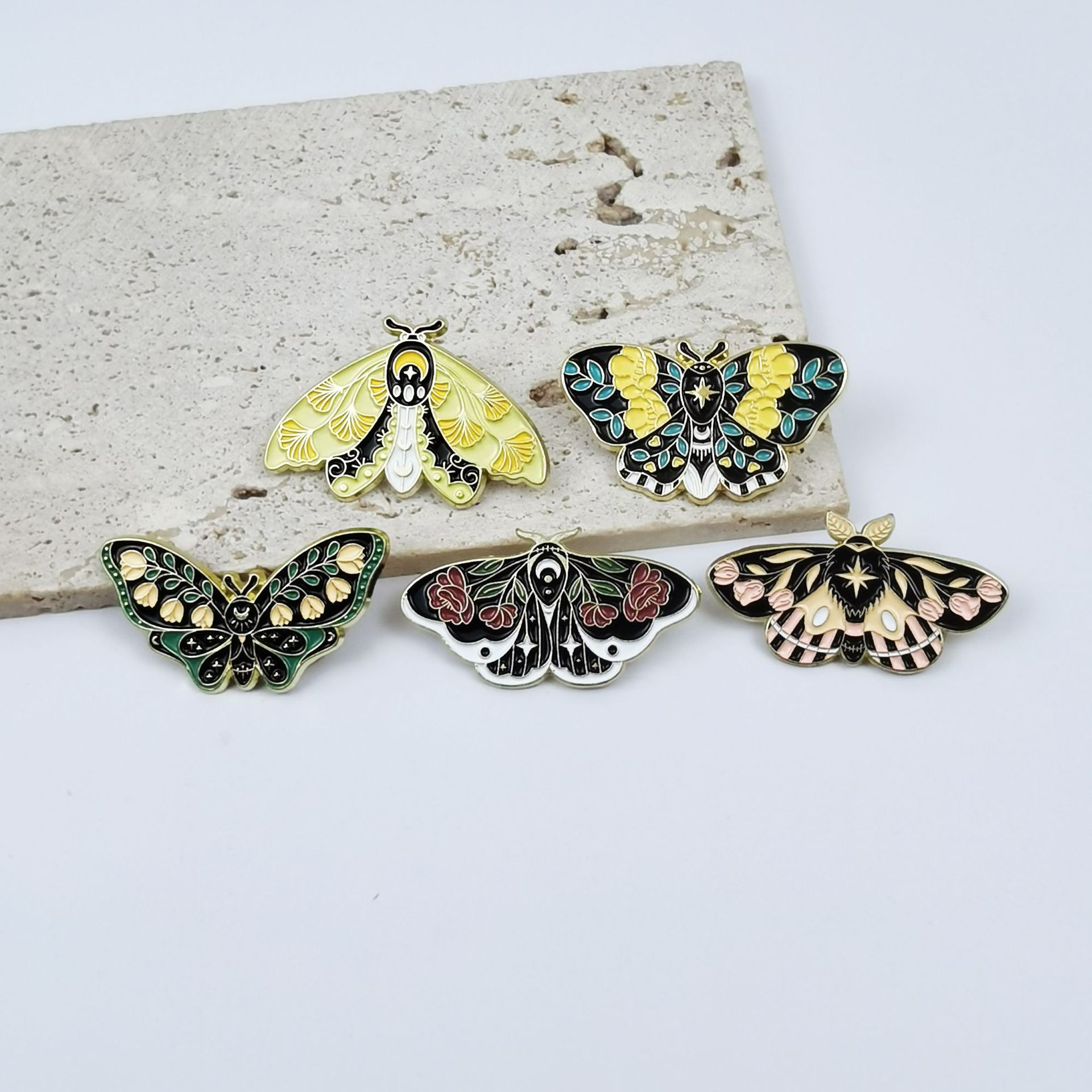 Broche de mariposa de dibujos animados, de aleación esmaltada, con forma de insecto, para ropa, insignia, accesorios transfronterizos