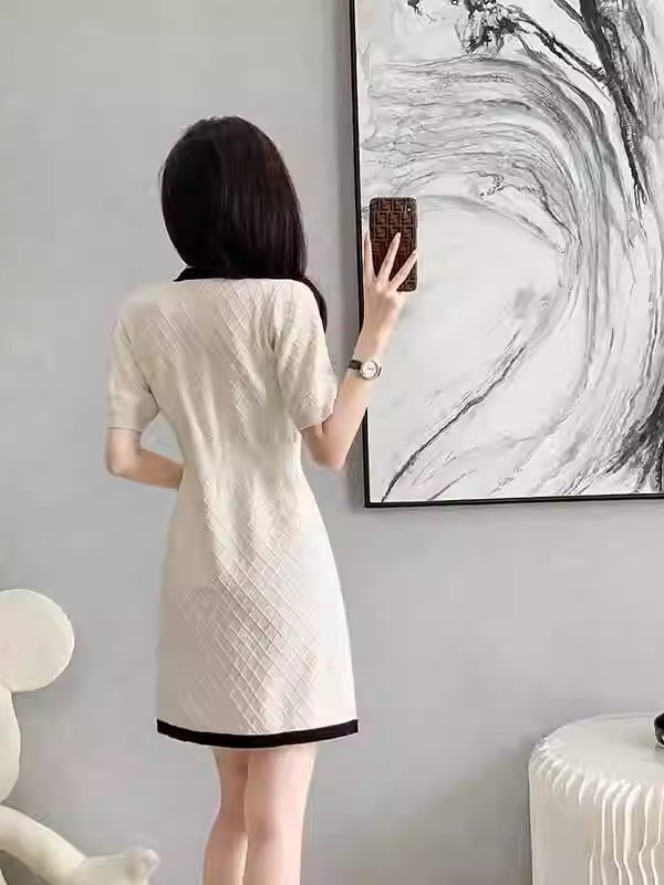 Đầm suông cổ V tay ngắn phong cách Pháp, chất liệu dệt kim mềm mại — màu trắng