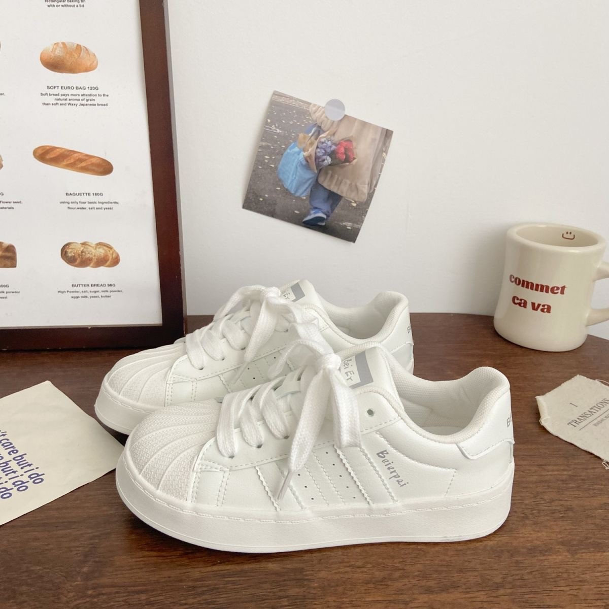 Zapatos de mujer de concha de suela gruesa con cabeza de tabla casual 2025, verano, nuevos zapatos blancos transpirables con suela suave, no cansados, zapatos blancos versátiles
