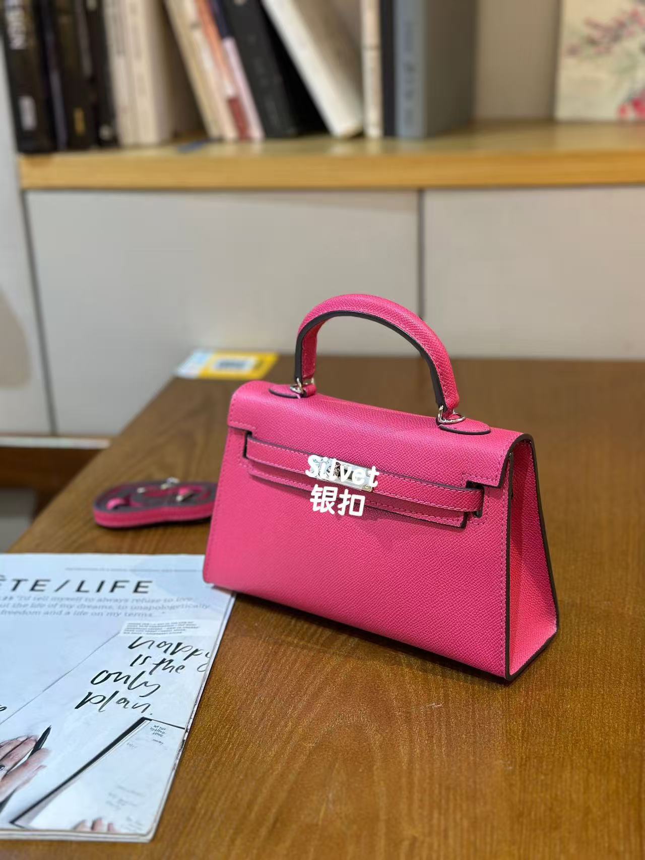 Botón rosa rojo plateado / 22x7x14